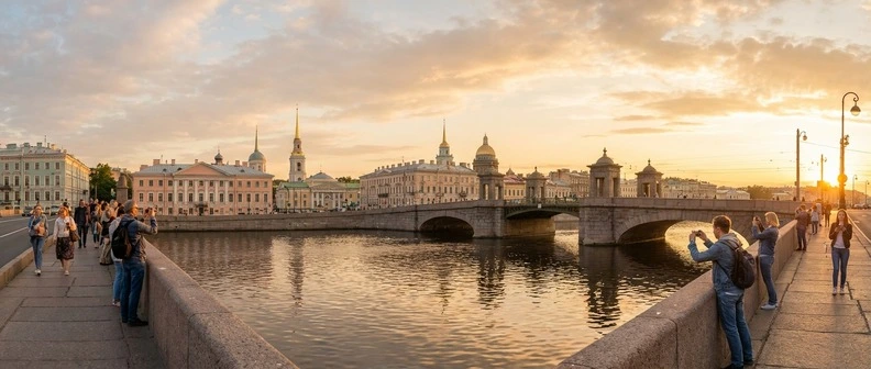 Rossiya bo'ylab sayohat: tarixiy me'morchilikka ega shahar va daryo manzarasi quyoshli kunda.