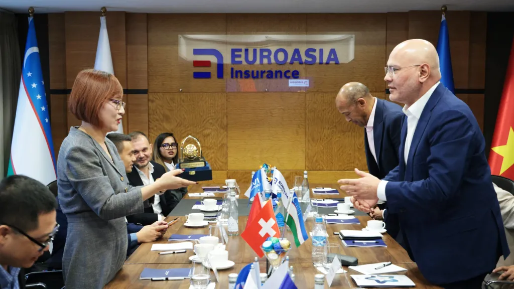Exchange of commemorative gifts during the meeting