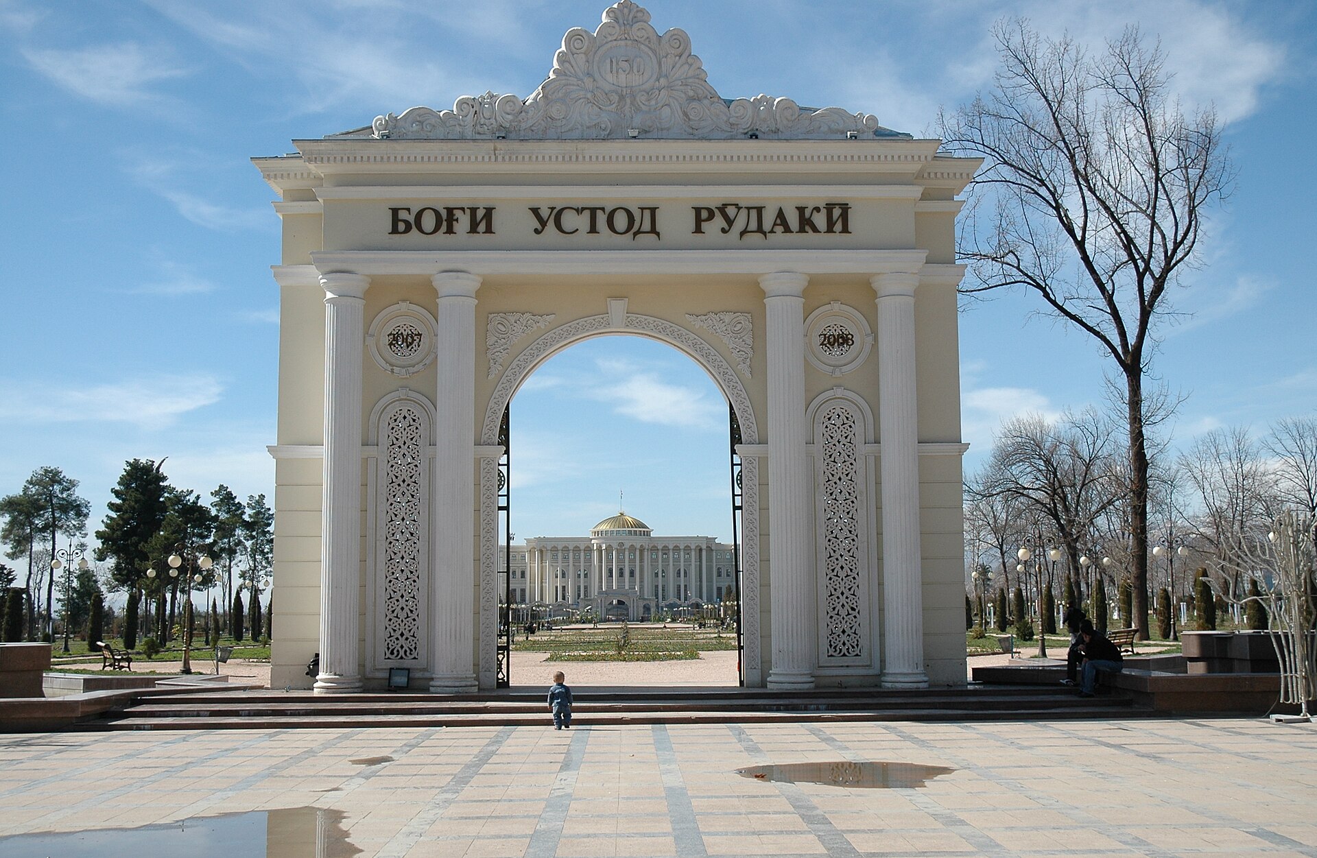 Dushanbedagi Rudakiy bog‘i xiyoboni, Tojikiston